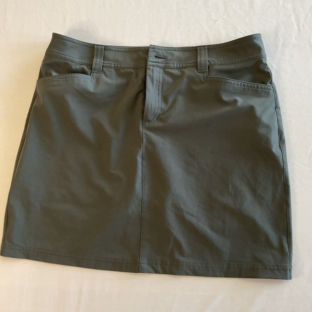 Eddie Bauer Stylish Gray Skirt size 8 built in shorts